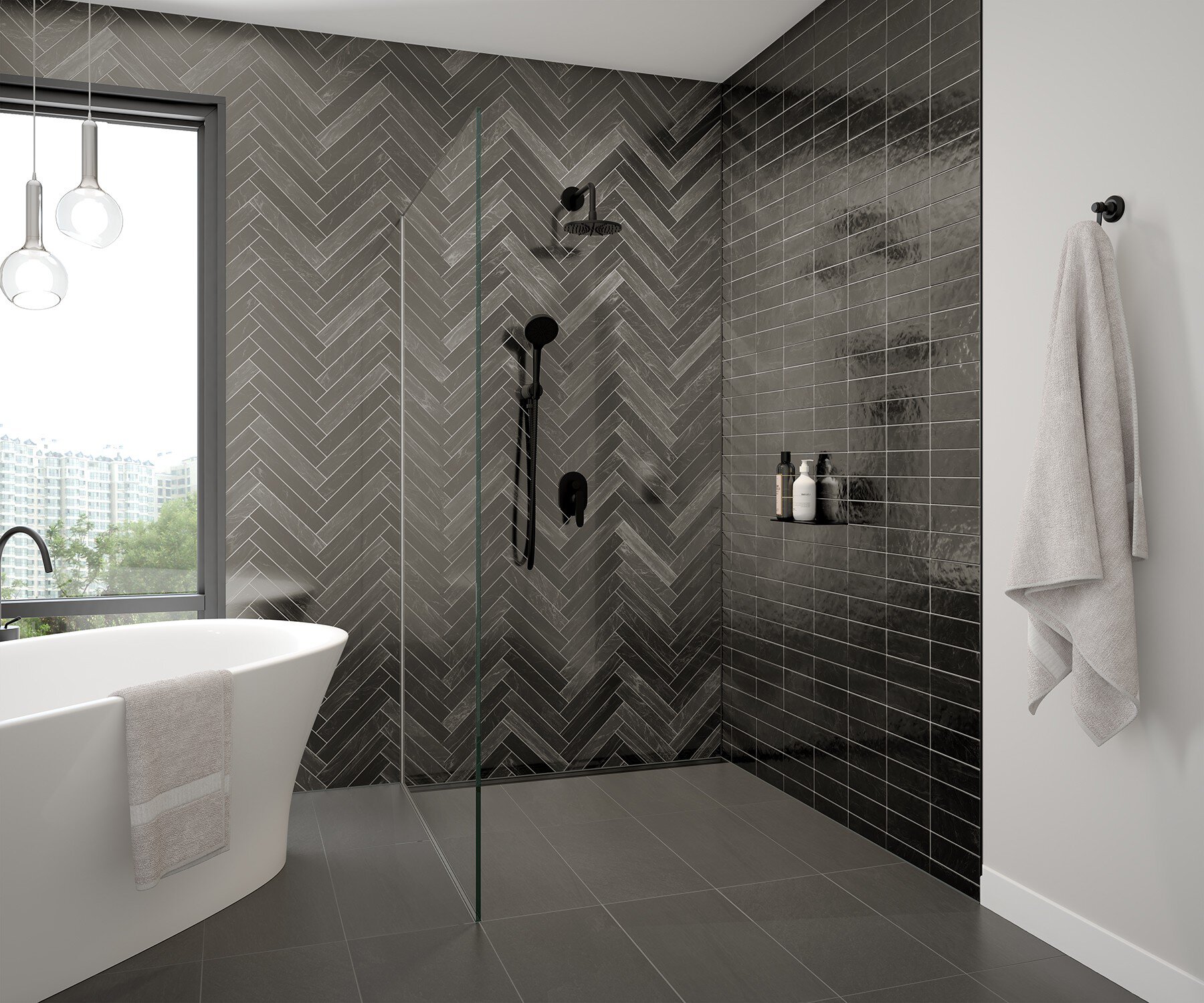 Salle de bain lumineuse avec grande douche sans seuil entourée de céramique noire