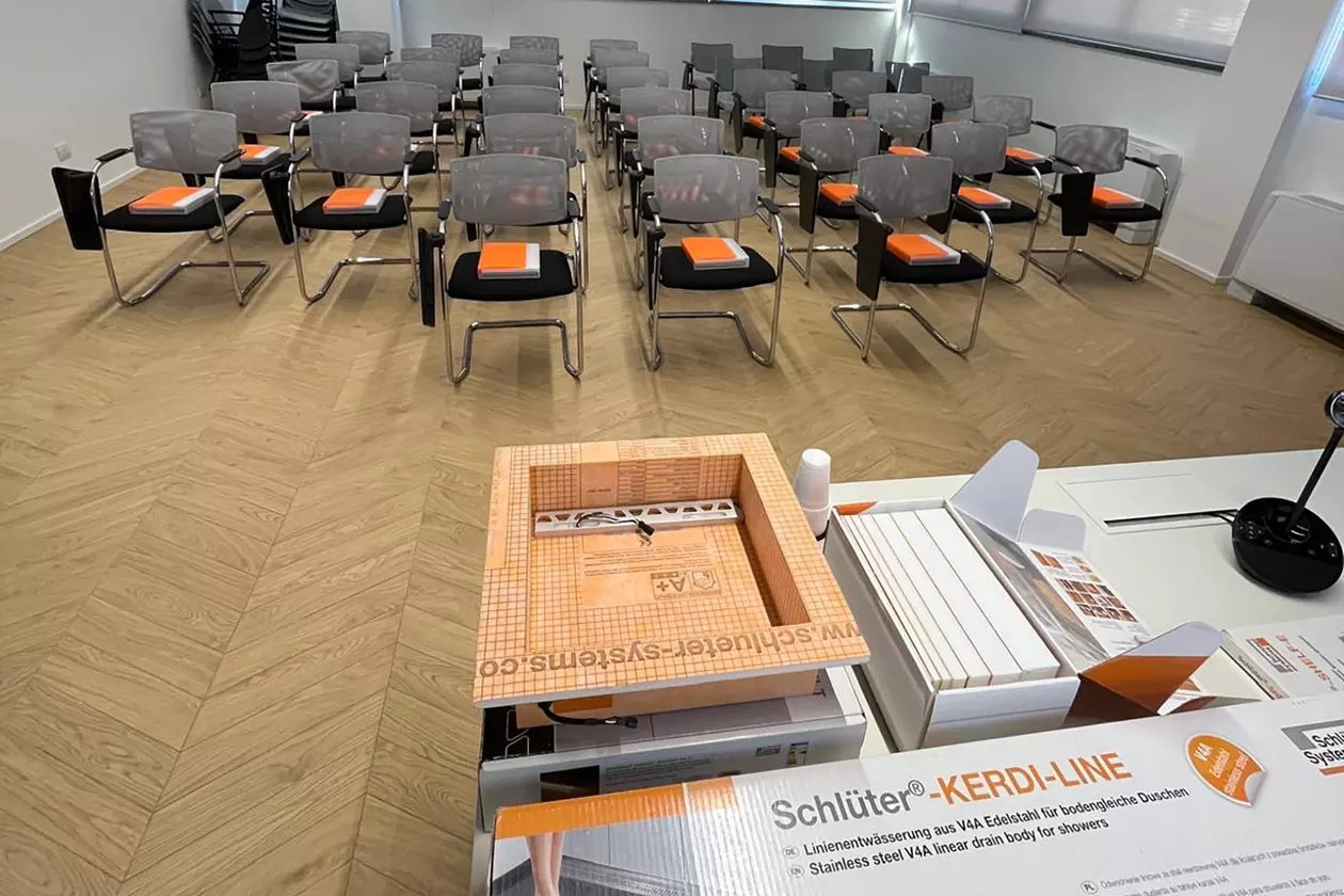 Un'aula di formazione presso un ente di categoria con sedie e materiale didattico