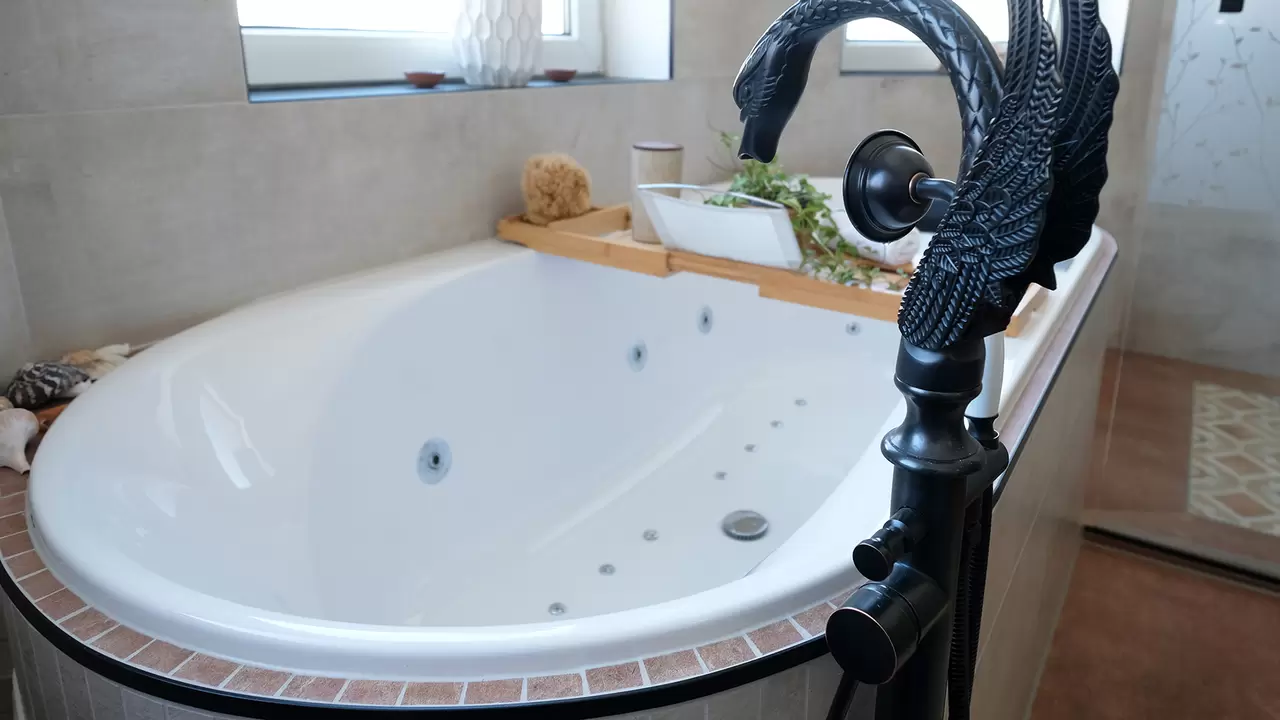Detailaufnahme der befliesten freistehenden Badewanne.