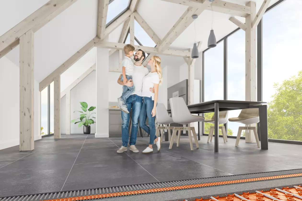 Une jeune famille dans sa nouvelle maison avec un chauffage au sol BEKOTEC-THERM.