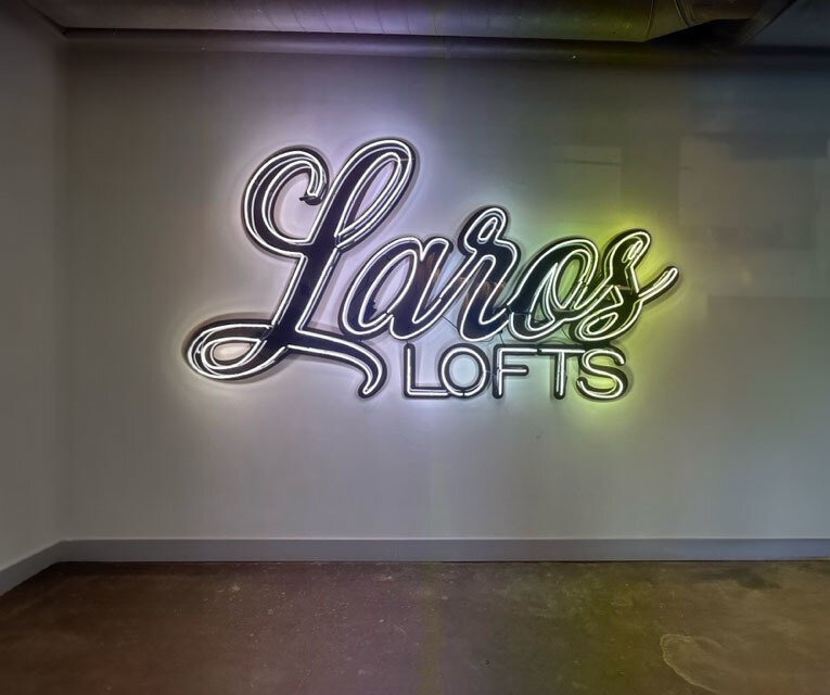 Le Laros Loft à Bethlehem présente une douche avec des produits de douche de Schluter Systems.