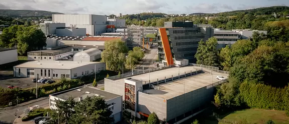 Campus-Ansicht des Schl&uuml;ter-Systems-Gel&auml;ndes samt Hauptgeb&auml;ude, Parkhaus und Produktionshallen