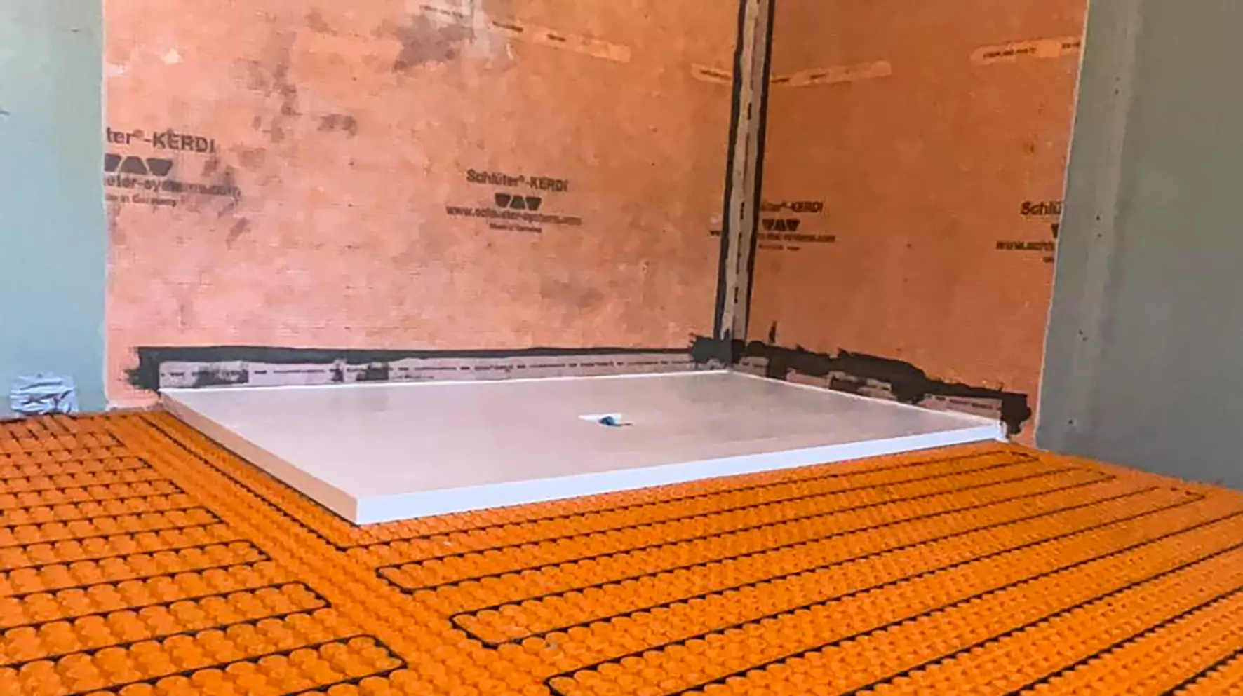 DITRA-HEAT-DUO Peel & Stick et KERDI ont &eacute;t&eacute; mis en œuvre 