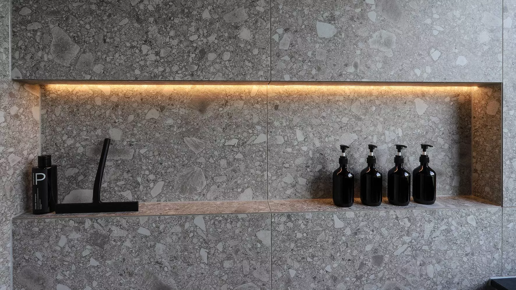 Vue d&eacute;taill&eacute;e de la paroi de douche &agrave; l'italienne avec niche &eacute;clair&eacute;e