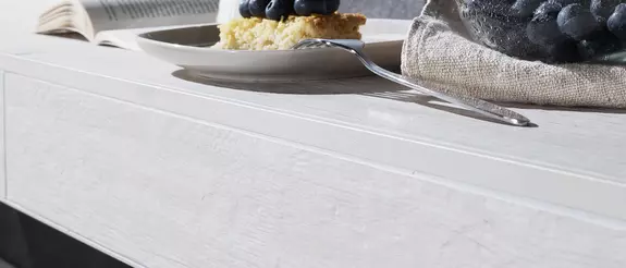 A Schl&uuml;ter-TRENDLINE struktur&aacute;lt bevonattal ell&aacute;tott profilok t&ouml;k&eacute;letes kieg&eacute;sz&iacute;tői az eleg&aacute;ns csempeburkolatoknak.