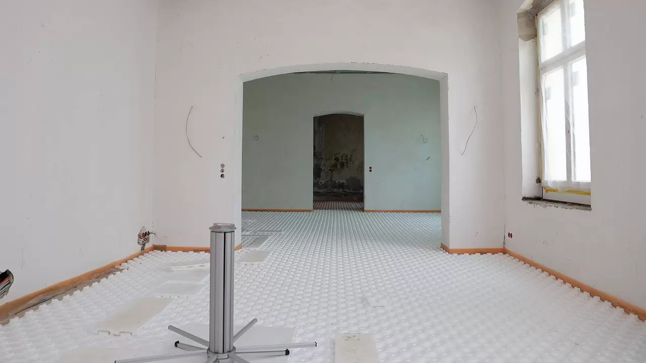 Ein Raum der Villa Cosack im Renovierungszustand mit verlegter Estrichnoppenplatte auf dem Boden