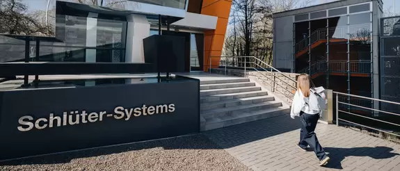 Praktikantin l&auml;uft die Treppen zum Verwaltungsgeb&auml;ude KA hoch