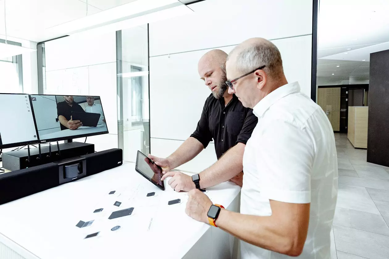 Zwei Kollegen schauen sich gemeinsam neue IT-Hardware an