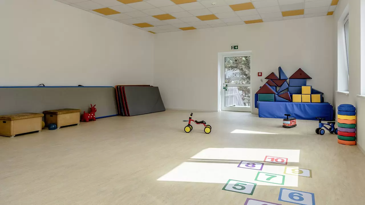 Gro&szlig;er Turnraum im Kindergarten der Marktschule mit Matten, Turnelementen und Spielen