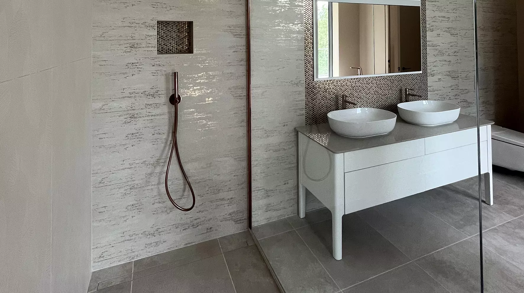 In s&auml;mtliche Badezimmer wurden KERDI-LINE-Entw&auml;sserungen eingebaut.