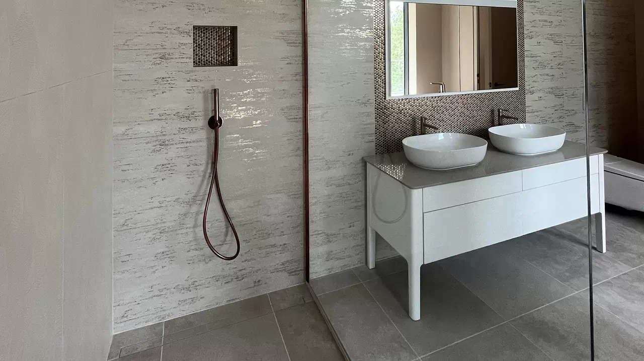 In s&auml;mtliche Badezimmer wurden KERDI-LINE-Entw&auml;sserungen eingebaut.