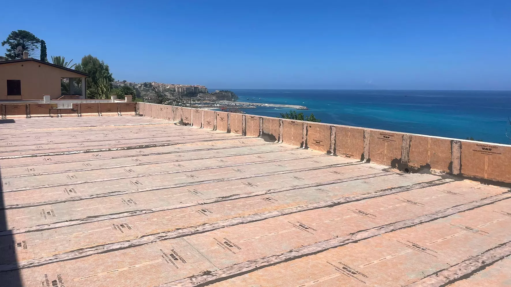 una terrazza sul tetto sotto un cielo azzurro, rivestita con membrane impermeabilizzanti Schl&uuml;ter-KERDI