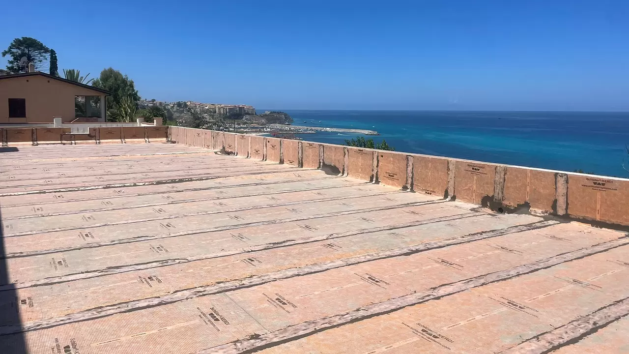 una terrazza sul tetto sotto un cielo azzurro, rivestita con membrane impermeabilizzanti Schl&uuml;ter-KERDI