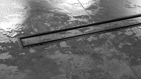 Zone de douche carrel&eacute;e anthracite avec caniveau KERDI-LINE