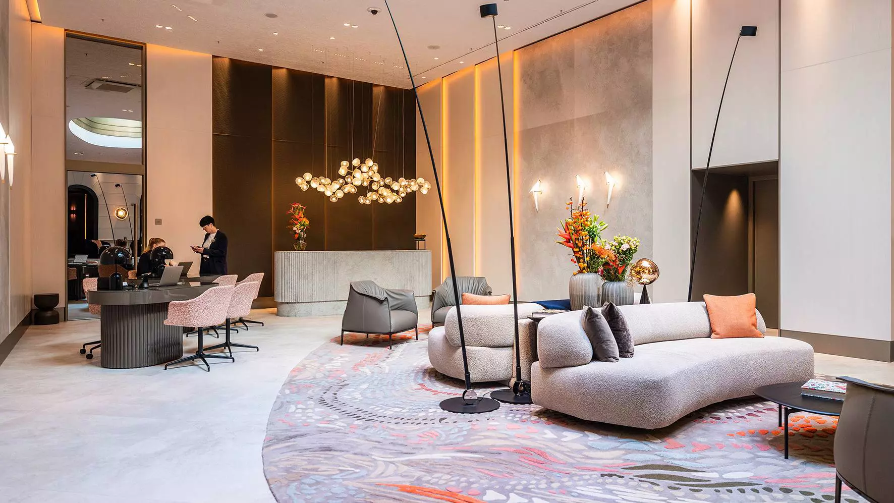 Vista del moderno lobby con iluminaci&oacute;n c&aacute;lida del hotel Steigenberger de Baden-Baden
