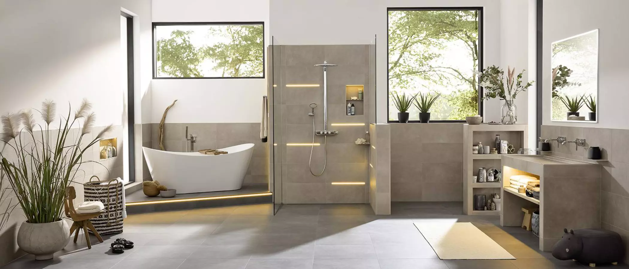 Modernes helles Badezimmer mit zahlreich verbauten Schl&uuml;ter-Produkten wie KERDI-BOARD-W und LIPROTEC