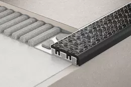 Cross-sectional view of the installation of Schl&uuml;ter-TREP-V on a stair edge