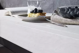 Estante de pared alicatado con efecto madera, con perfil lacado texturizado a juego