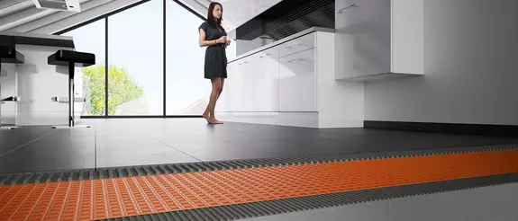 Vue d&eacute;taill&eacute;e au sol dans la cuisine avec la natte de d&eacute;solidarisation Schl&uuml;ter-DITRA.