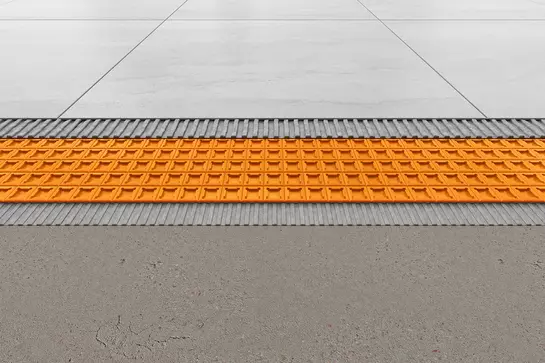 Representaci&oacute;n CGI de una estructura constructiva de la lamina de impermeabilizaci&oacute;n y desolidarizaci&oacute;n DITRA sobre el cimento, con baldosas de gran formato de color gris claro instaladas sobre ella