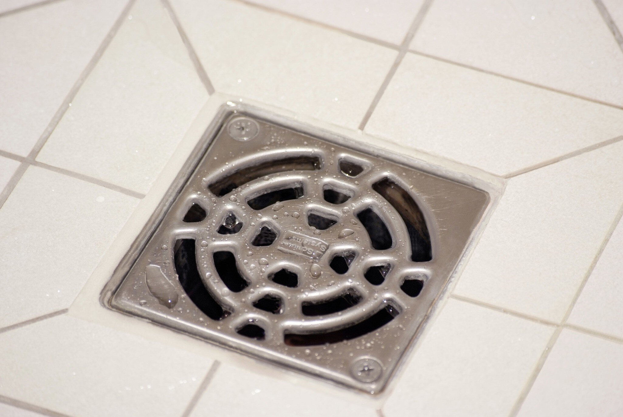 Installation du Schluter-KERDI-DAIN-A dans la douche.