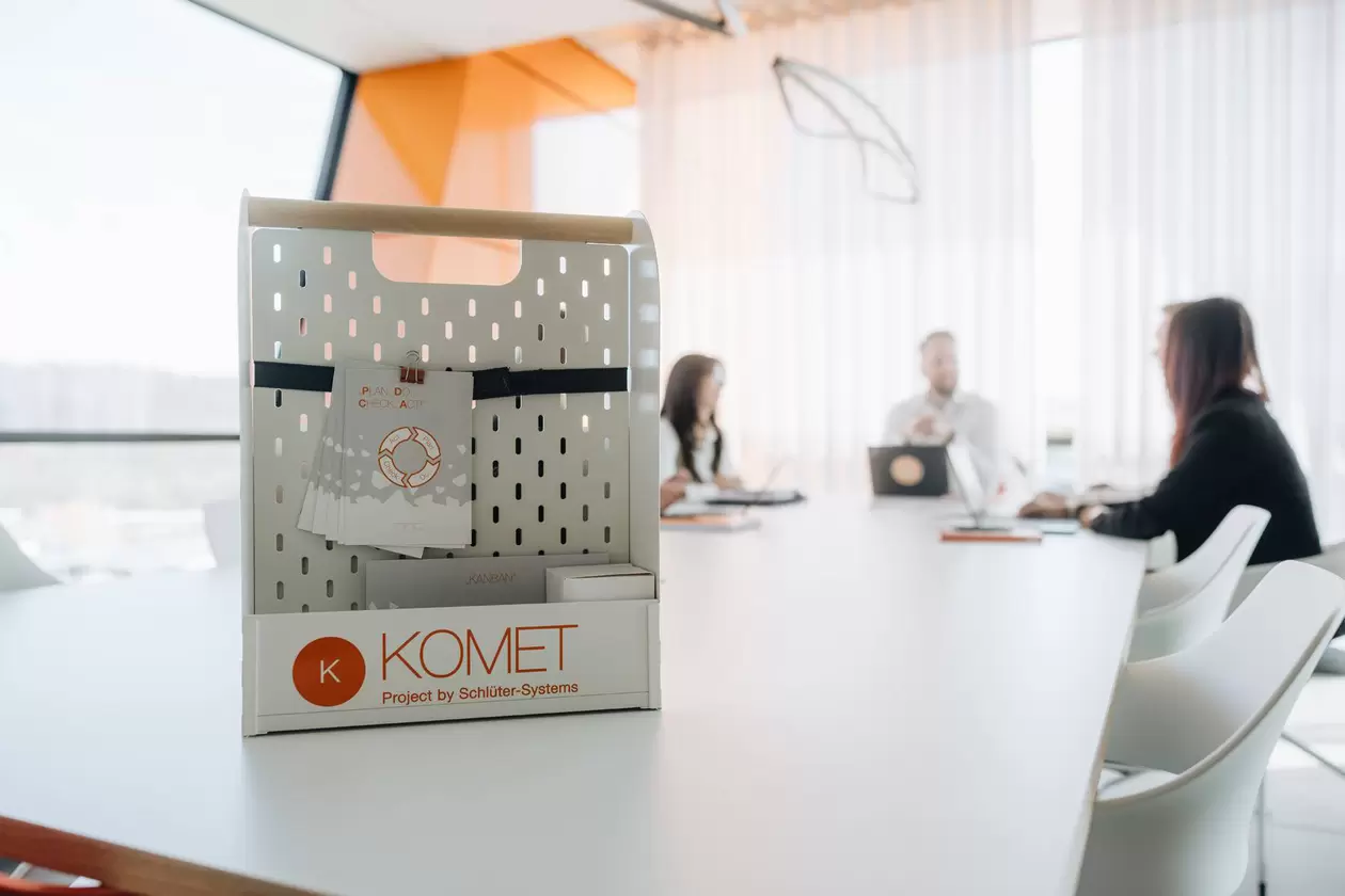 Besprechungssituation zwischen einer F&uuml;hrungskraft und Mitarbeitern. Im Vordergrund ist die F&uuml;hrungskr&auml;fte-Toolbox zu sehen.