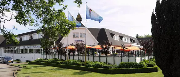 Buitenaanzicht van het Van der Valk hotel in Eemnes, Nederland.