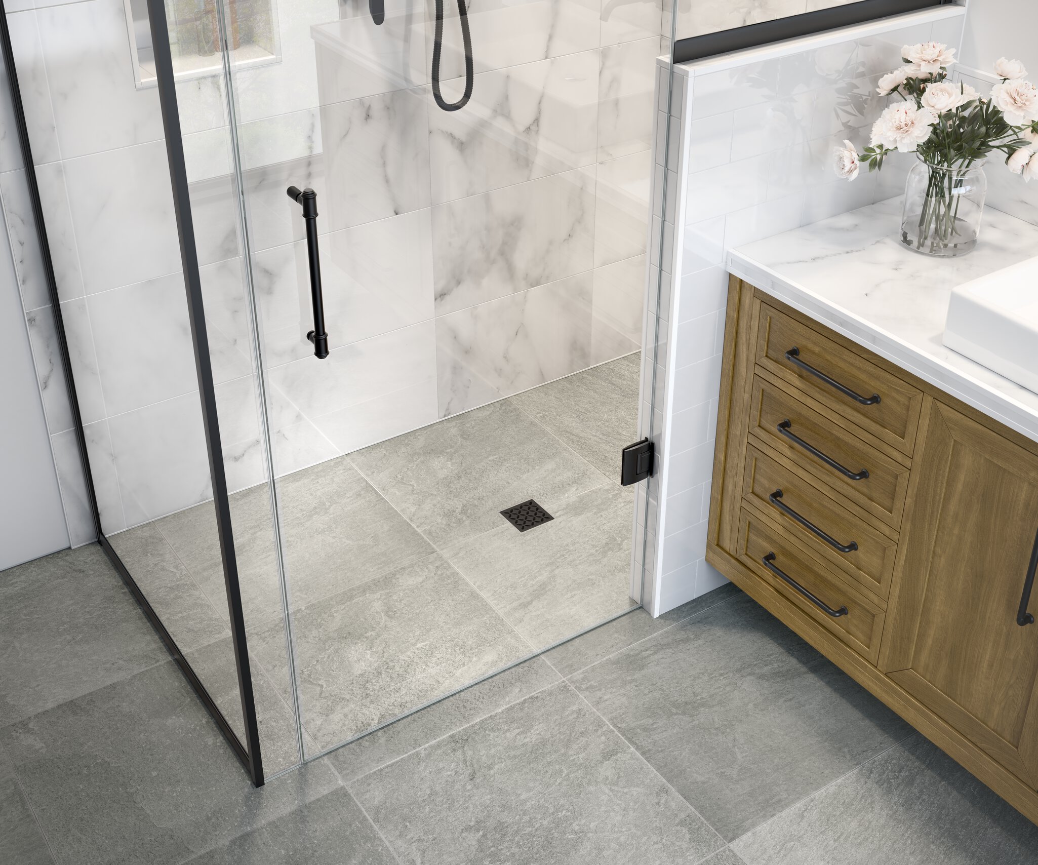 Salle de bain avec douche en verre sans seuil incluant une vanité en bois et bouquet de fleur