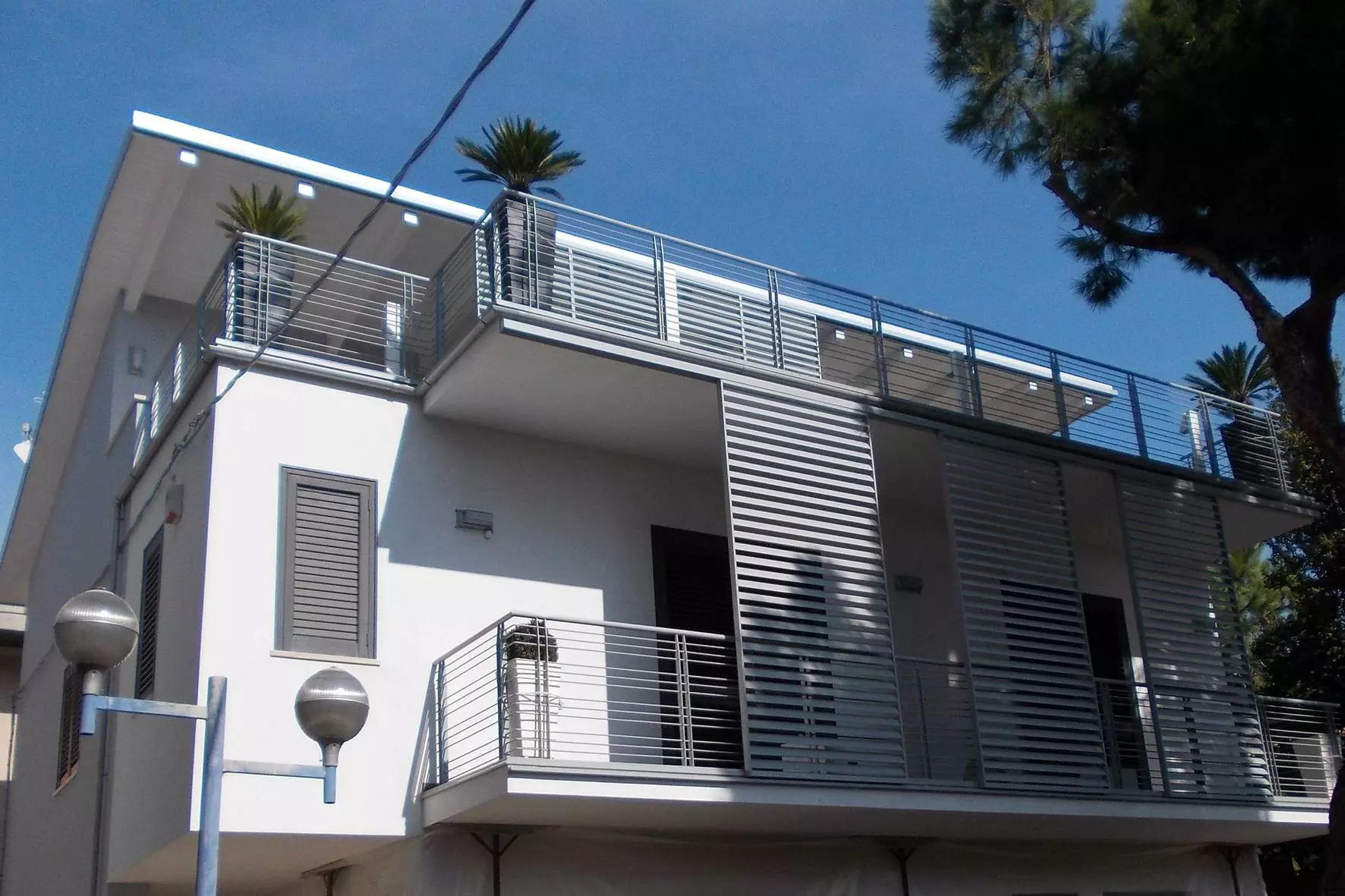 Vista exterior de una casa con dos balcones en los que se ha instalado el sistema de canalones Schl&uuml;ter-BARIN.