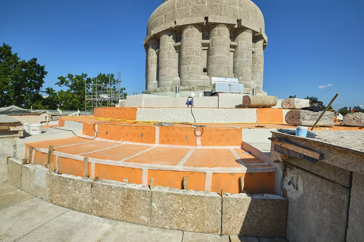 Trappstegen p&aring; Bismarck-monumentet utan naturstensbekl&auml;dnaden. Man ser det installerade t&auml;tskiktet och dr&auml;neringen fr&aring;n Schl&uuml;ter-Systems. Bl&aring; himmel i bakgrunden.