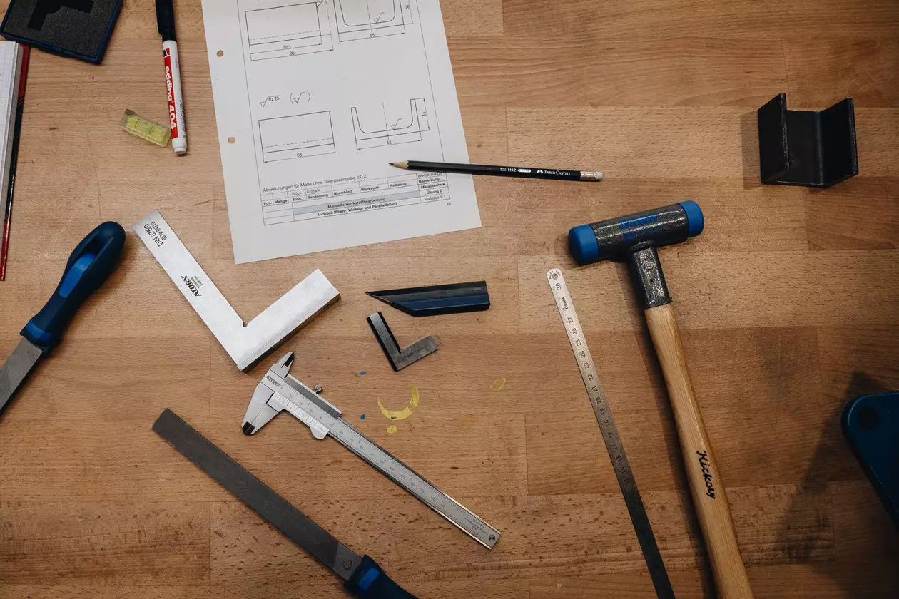 Auf einem Arbeitsplatz liegen verschiedene Werkzeuge, die f&uuml;r die Arbeit eines Industriemechanikers ben&ouml;tigt werden
