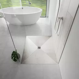 Salle de bain lumineuse avec douche &agrave; l’italienne, cloison en verre et baignoire sur pieds