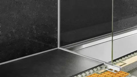 Csempeburkolatok &aacute;rny&eacute;kfug&aacute;inak kialak&iacute;t&aacute;s&aacute;ra &eacute;s &uuml;vegelemek be&eacute;p&iacute;t&eacute;s&eacute;re szolg&aacute;l&oacute; Schl&uuml;ter-DECO-SG profil r&eacute;szletes n&eacute;zete.
