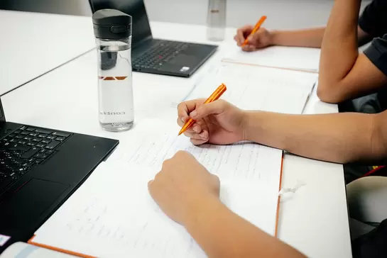 Azubis schreiben in Notizb&uuml;cher