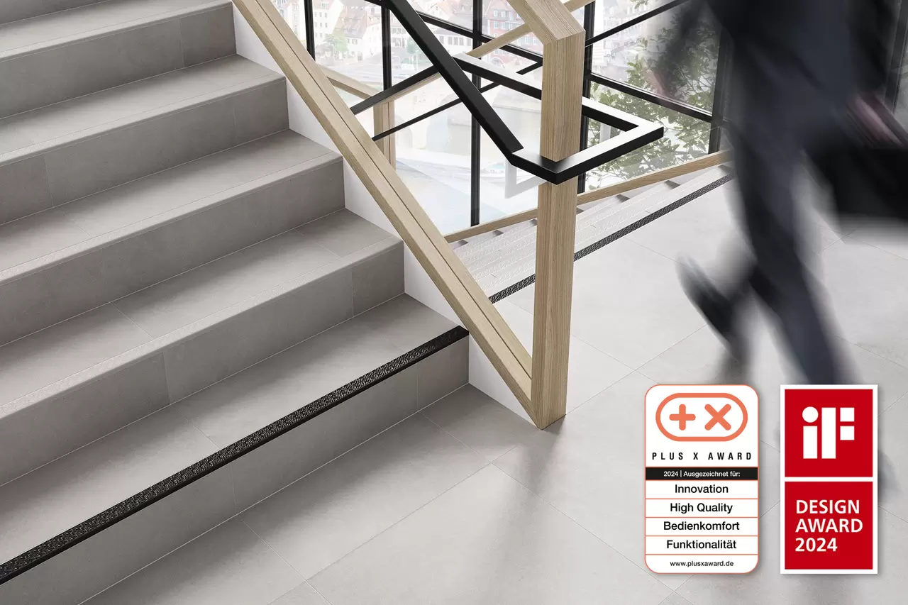 Treden met traprandprofiel Schl&uuml;ter-TREP-V, onderaan rechts: logo's van de Plus X- en de IF DESIGN Award