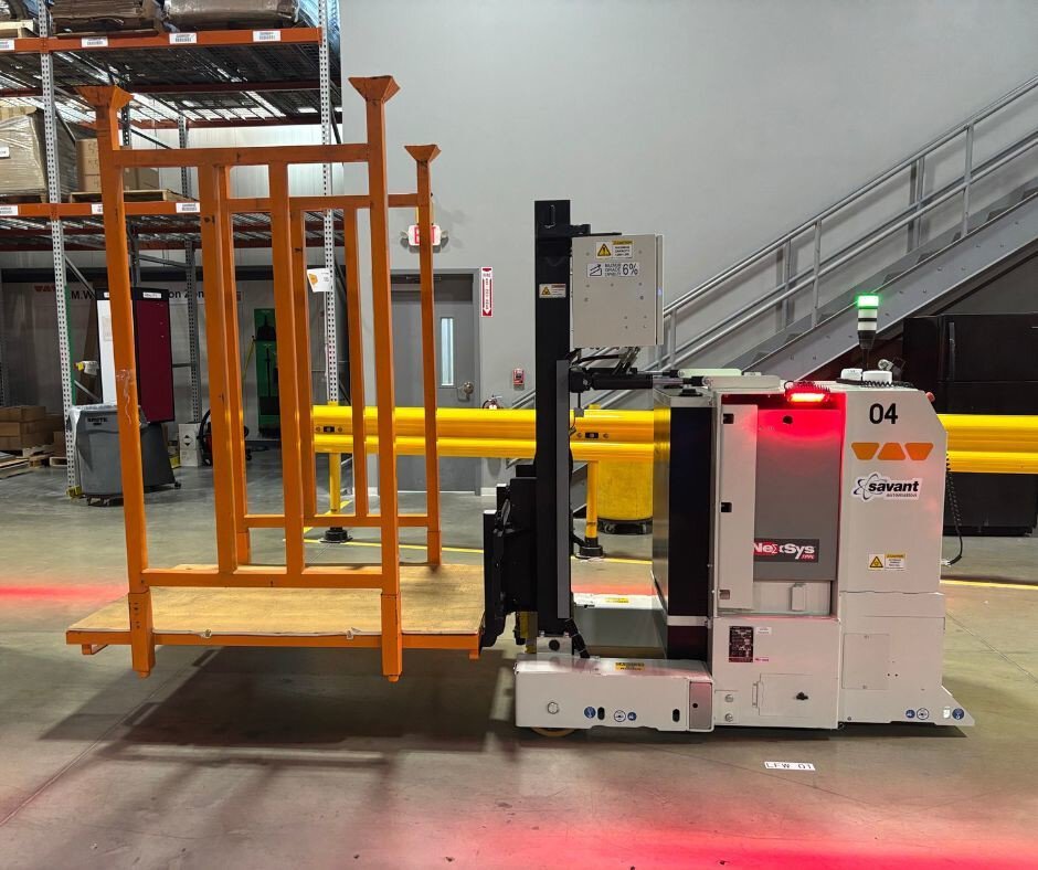 Véhicule autoguidé (AGV) en fonctionnement dans l’entrepôt Schluter à Plattsburgh.