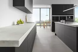Encimera de cocina con perfil de remate impreso con el mismo dise&ntilde;o del recubrimiento cer&aacute;mico