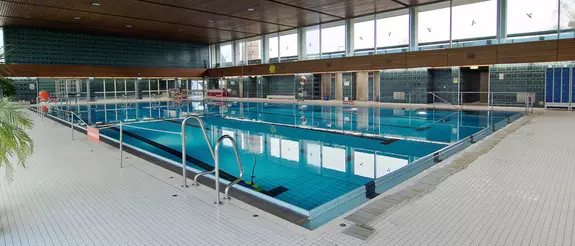 Binnenaanzicht van het zwembad in Aken met zicht op het bassin.