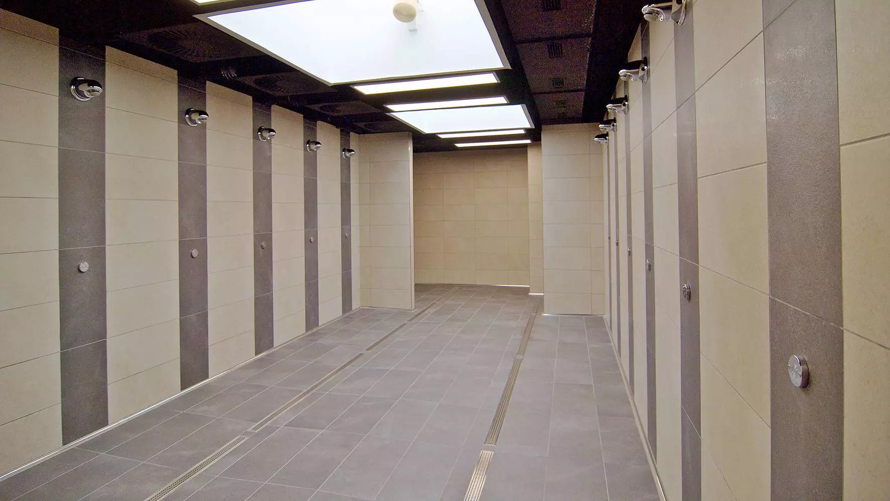 Aanzicht van de gerenoveerde, met de lijnafvoergoot Schl&uuml;ter-KERDI-LINE uitgeruste douche 2