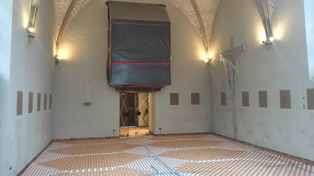 Interior de la capilla provista de las placas de n&oacute;dulos BEKOTEC