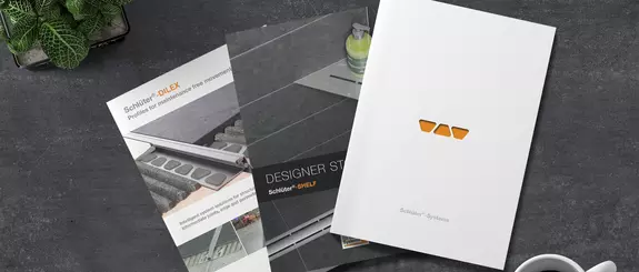 A Schl&uuml;ter-Systems term&eacute;keket ismertető prospektusok k&eacute;pe.