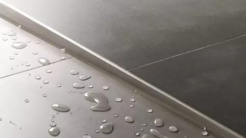 Egy SHOWERPROFIL rendszer r&eacute;szletes n&eacute;zete egy padl&oacute;s&iacute;kba illeszkedő zuhanyz&oacute;ban.