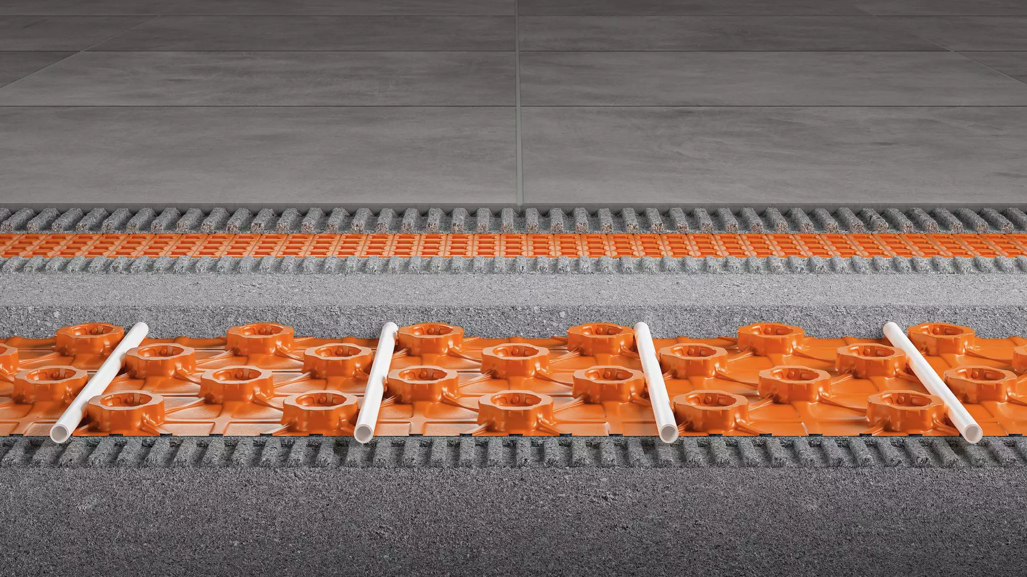 Dwarsdoorsnede van een vloeropbouw met de dekvloernoppenplaat Schl&uuml;ter-BEKOTEC-EN-FK en de ontkoppelingsmat Schl&uuml;ter-DITRA bekleed met royale, steengrijze, keramische tegels