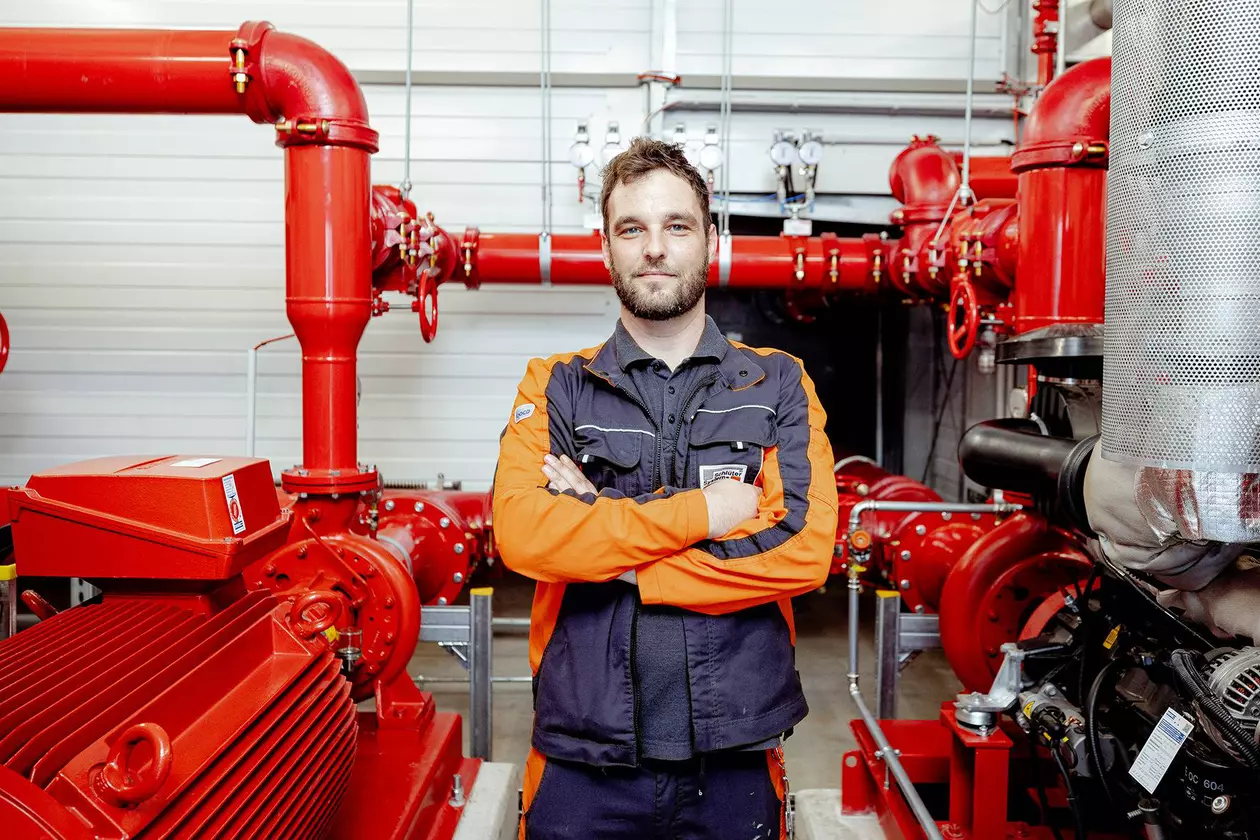 Zaměstnanec odd. Facility Management společnosti Schl&uuml;ter-Systems stoj&iacute; před filtračn&iacute;m syst&eacute;mem.