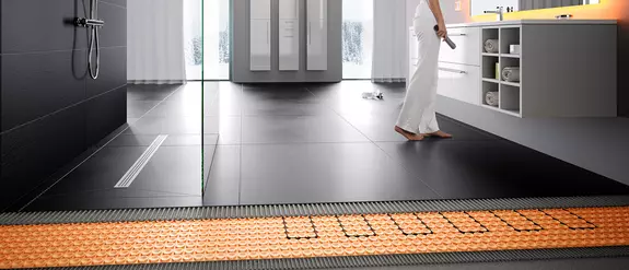 Vue d&eacute;taill&eacute;e au sol dans une salle de bains du syst&egrave;me de chauffage &eacute;lectrique Schl&uuml;ter-DITRA-HEAT.