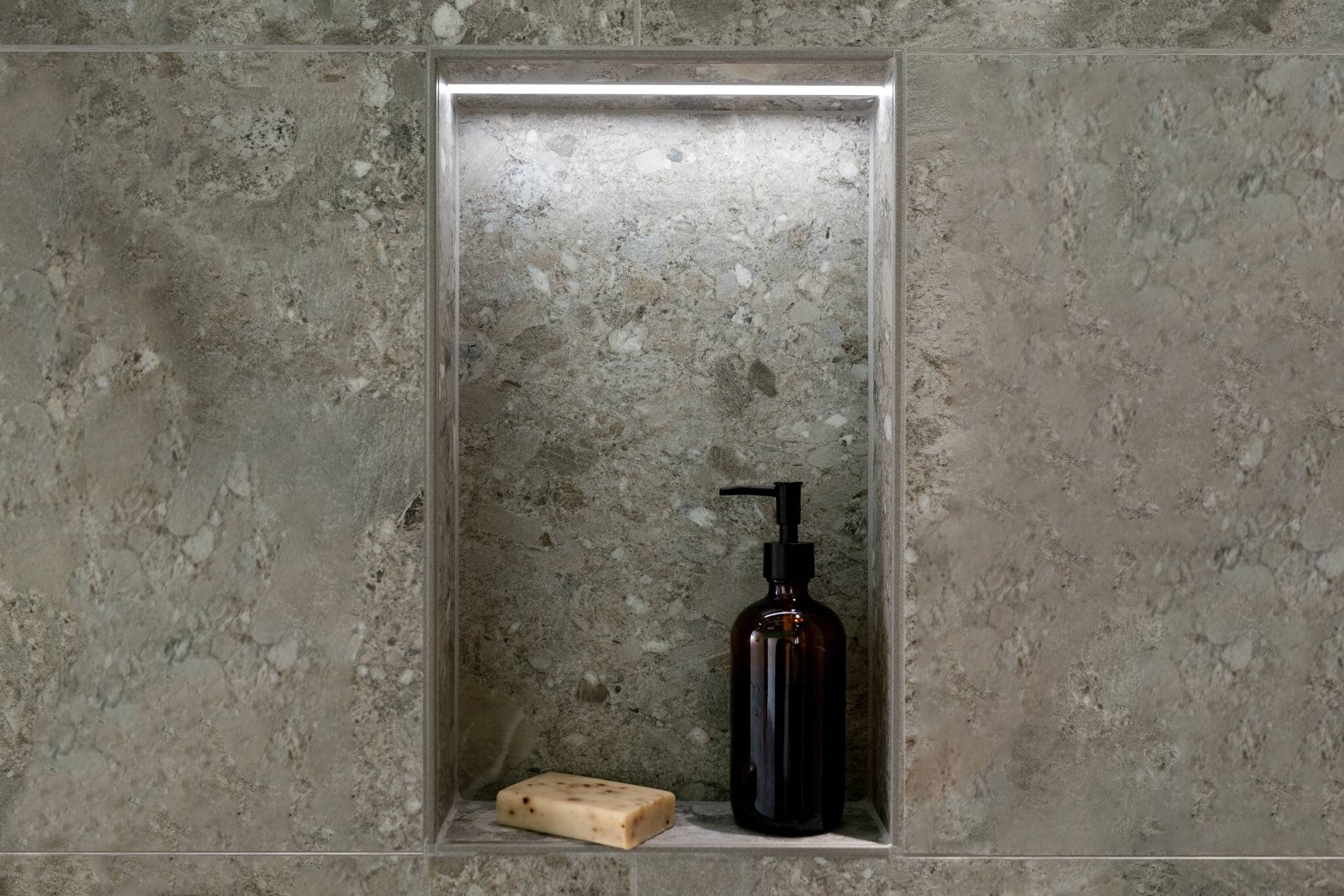 Niche de douche verticale avec éclairage à DEL avec savon et bouteille