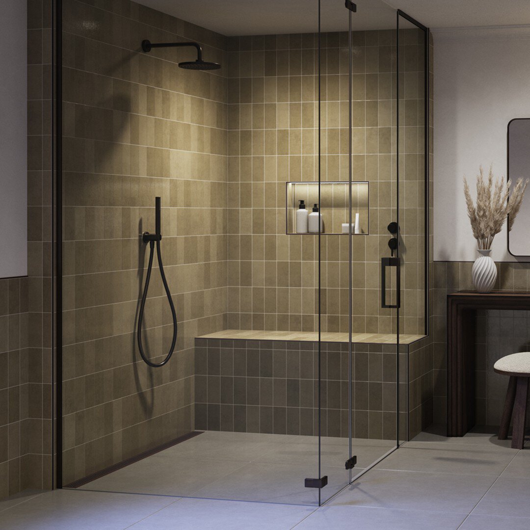 Douche moderne vitrée avec carrelage vert, dotée d’une niche intégrée avec éclairage DEL et d’un drain linéaire au sol.