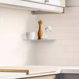 Pr&aacute;ctico y elegante estante de esquina Schl&uuml;ter-SHELF-E integrado en el alicatado de una cocina