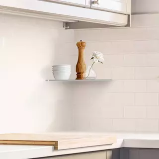 Schl&uuml;ter-SHELF-E jako praktick&aacute; a elegantn&iacute; rohov&aacute; police integrovan&aacute; do obkladu kuchyně