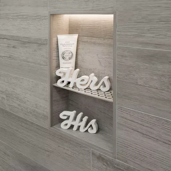 Schl&uuml;ter-SHELF-N y Schl&uuml;ter-QUADEC en acabado TRENDLINE texturizado en marfil TSI